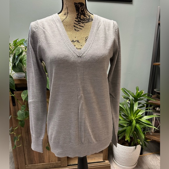 Banana Republic Sweaters - Banana Republic light gray lightweight sweater. New and unworn but no tags.